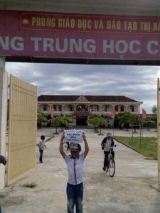 Một em học sinh cầm biểu ngữ ' chúng con rất muốn đến trường (ảnh: facebook Nguyễn Huy Tuấn)
