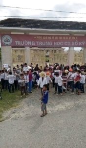 Đông đảo các em học sinh và bậc phụ huynh đến trường nhưng không thấy ai ở trường (ảnh: facebook Nguyễn Huy Tuấn)