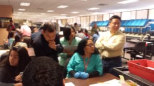  nghị viên Nguyễn Mạnh, bà Mimi Dương ( đứng ở giữa) và Brian Đỗ tại một bàn kiểm phiếu đang xem xét và kiểm soát lại một lá phiếu có bất hợp lệ hay không?. Hiình Phạm Bằng Tường
