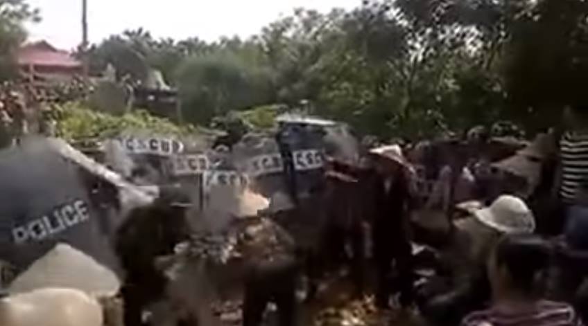 Đụng độ giữa người dân với lực lượng công an, cảnh sát cơ động (ảnh; cắt từ video Trần Thúy Nga)