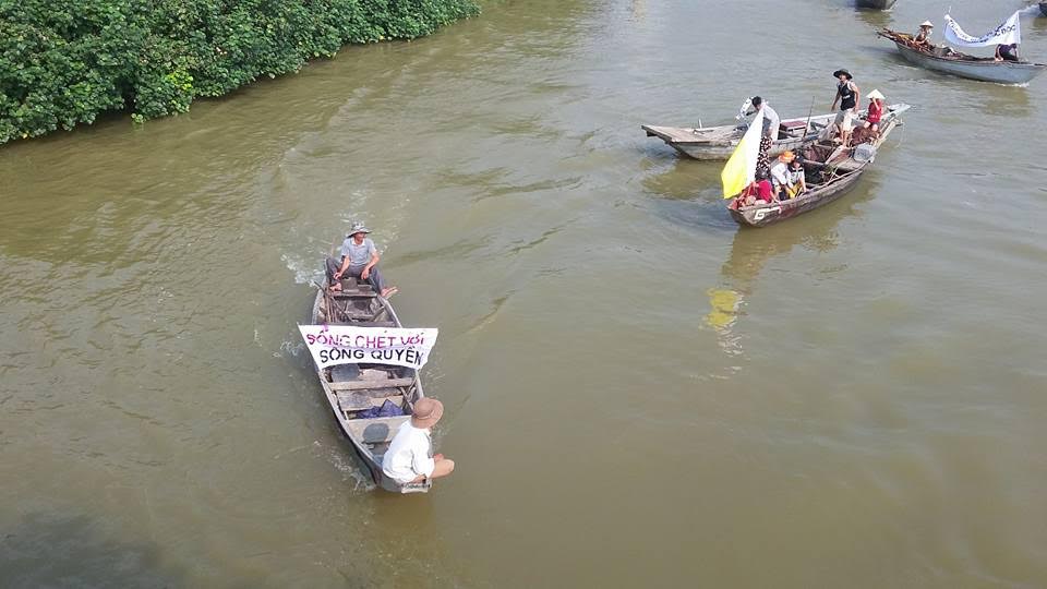 Ngoài biểu tình trên bộ, người dân Tây Yên, Dũ Yên còn biểu tình trên sông Quyền (ảnh; Facebook Tho Nguyen)