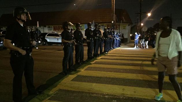 Cảnh sát nam LA báo động chiến thuật, biều tình phản đối cảnh sát, bắn chết thanh thiều niên, Carnell Snell Jr, xe ăn cắp