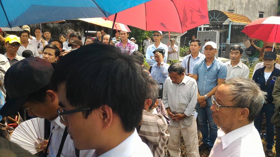 Người dân đến tham dự lễ tưởng nhớ lần thứ 53 ngày mất của cố Tổng thống Ngô Đình Diệm (Ảnh; Facebook Suong Quynh)  