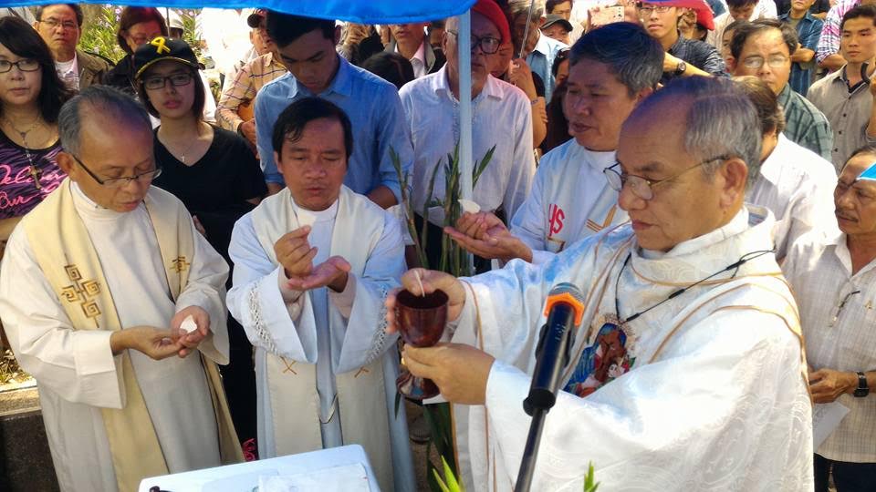 Qúy Cha xứ và người dân làm thánh lễ trước  mộ Tổng thống Ngô Đình Diệm (Ảnh; Facebook Suong Quynh)