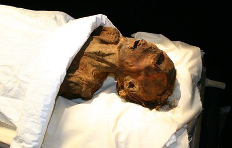 "Người đàn ông vô danh E" bởi xác ông đặt cạnh nhiều vị vua nổi tiếng của Ai Cập.