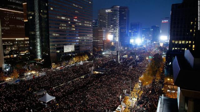 Gần 1 triệu người dân Seoul xuống đường yêu cầu bà từ chức. Photo courtesy: Reuters