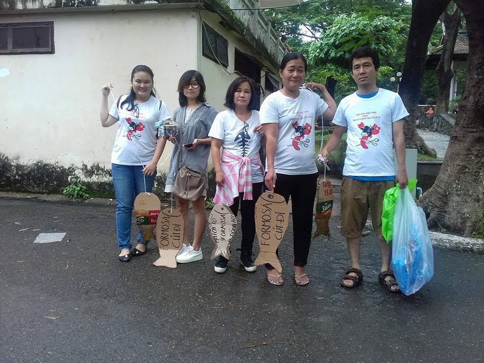  Chị Nhi và những người bạn hưởng ứng ý tưởng kéo "cá Formosa" đi dạo (ảnh; Facebook Thu Nguyệt)