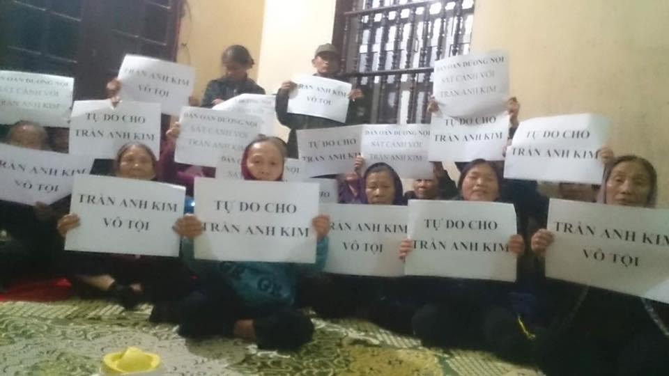 Một số người dân với khẩu hiệu đòi trả tự do cho ông Trần Anh Kim (ảnh; Facebook Trịnh Bá Phương)