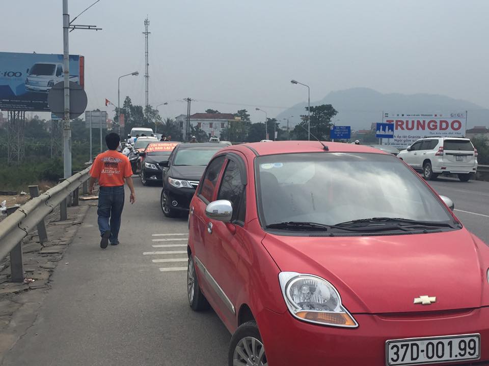  Khoảng hơn 100 chiếc xe đã biểu tình trước trạm thu phí Bến Thủy 1. Ảnh: Tin Mừng Cho Người Nghèo