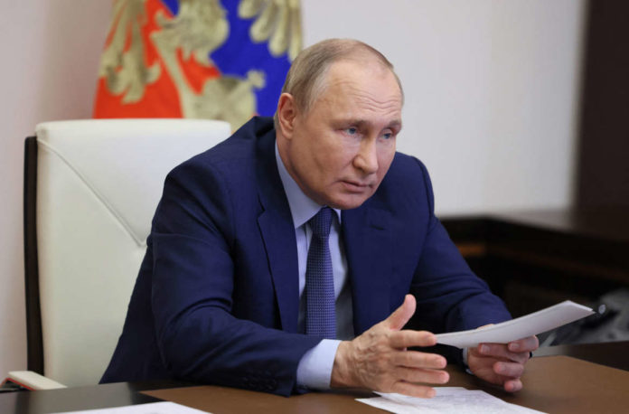 Putin vẽ ra bức tranh màu hồng về nền kinh tế sụp đổ của Nga
