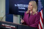 Nước Mỹ rơi vào rối loạn nhưng Karoline Leavitt cho là “all good news” (tất cả đều tốt đẹp)