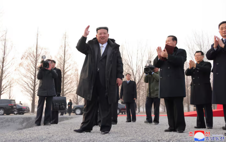 Lãnh đạo Triều Tiên Kim Jong Un thăm mộ cha hiếm hoi