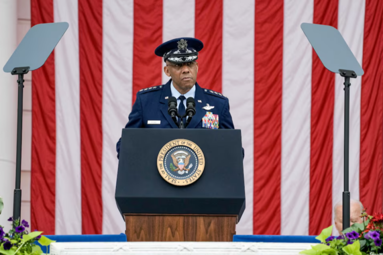 Trump sa thải tướng cấp cao Mỹ trong cuộc cải tổ chưa từng có tại Ngũ Giác Đài