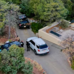 Con trai bị bắt sau cuộc rượt đuổi với cảnh sát, thi thể mẹ được tìm thấy trong cốp xe