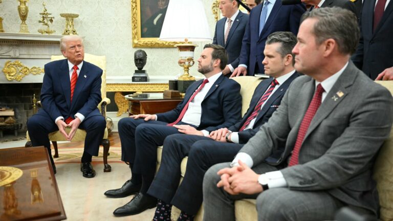 Trump bảo vệ cố vấn an ninh quốc gia sau vụ rò rỉ thông tin mật về Houthi