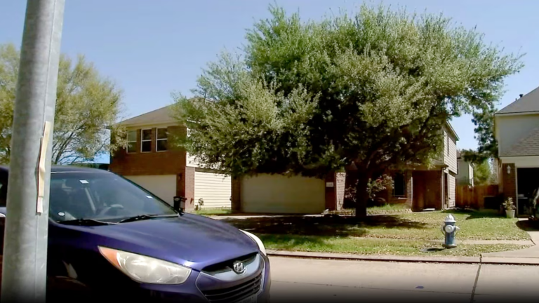 Ba thiếu nữ cố đâm mẹ vì tắt Wi-Fi