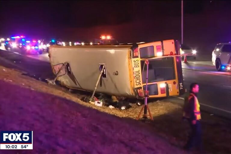 Lật xe buýt trường học ở New Jersey, 14 học sinh bị thương