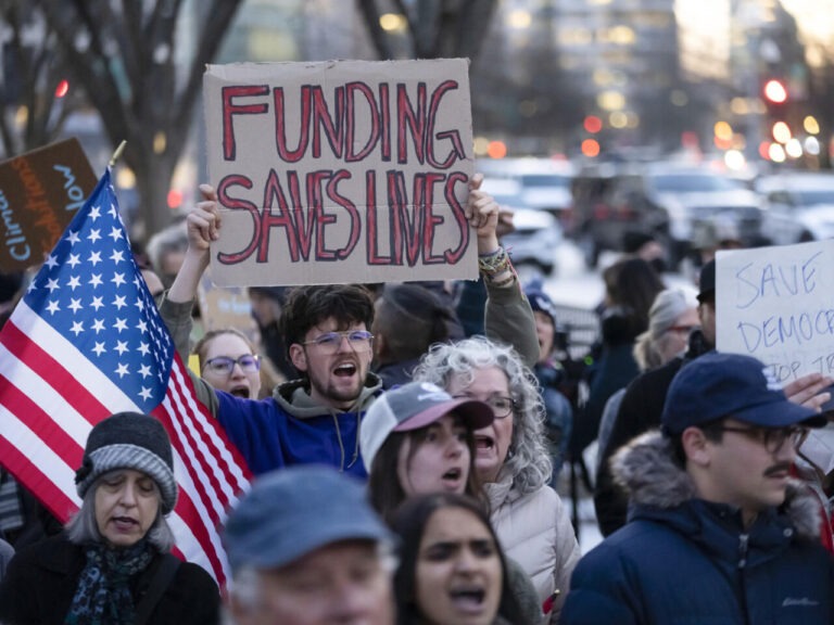 Các tiểu bang kiện chính quyền Trump vì đột ngột dừng viện trợ đại dịch cho các trường học