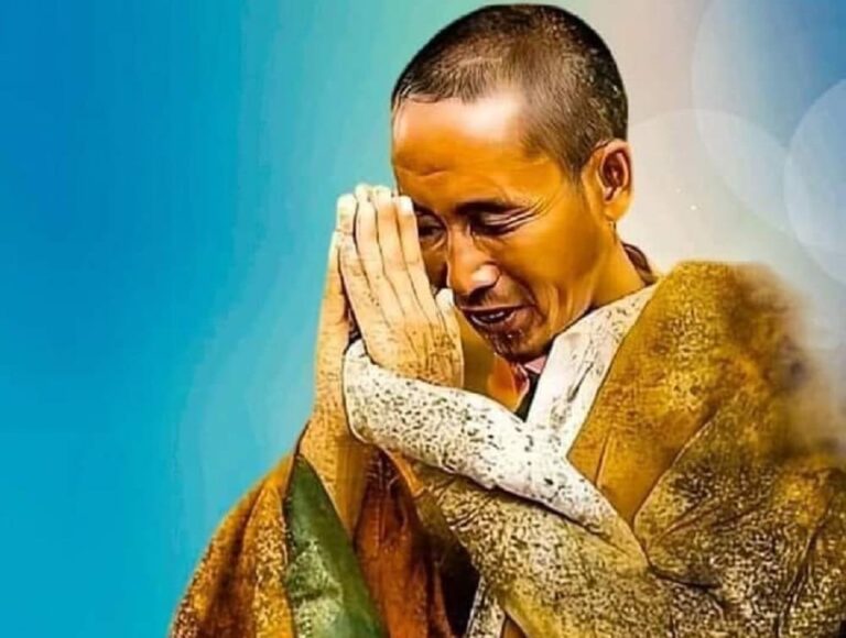 Thầy Minh Tuệ bị bệnh, tách đoàn đi khất thực một mình