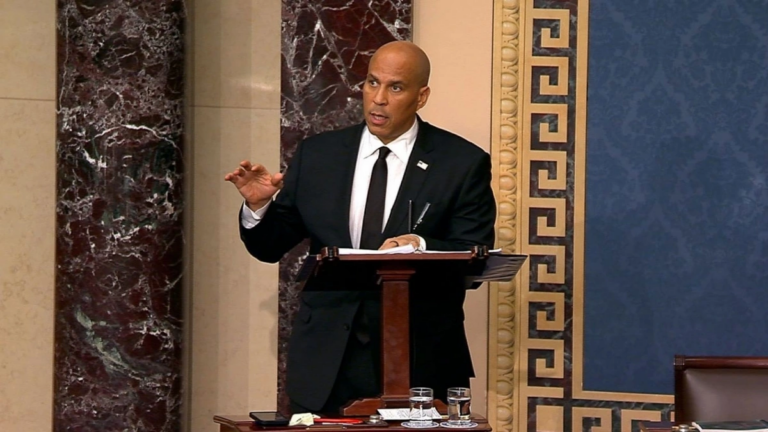 NGHỊ SĨ DÂN CHỦ CORY BOOKER PHÁT BIỂU 25 GIỜ 4 PHÚT TỐ CÁO TRUMP PHÁ NÁT NƯỚC MỸ!