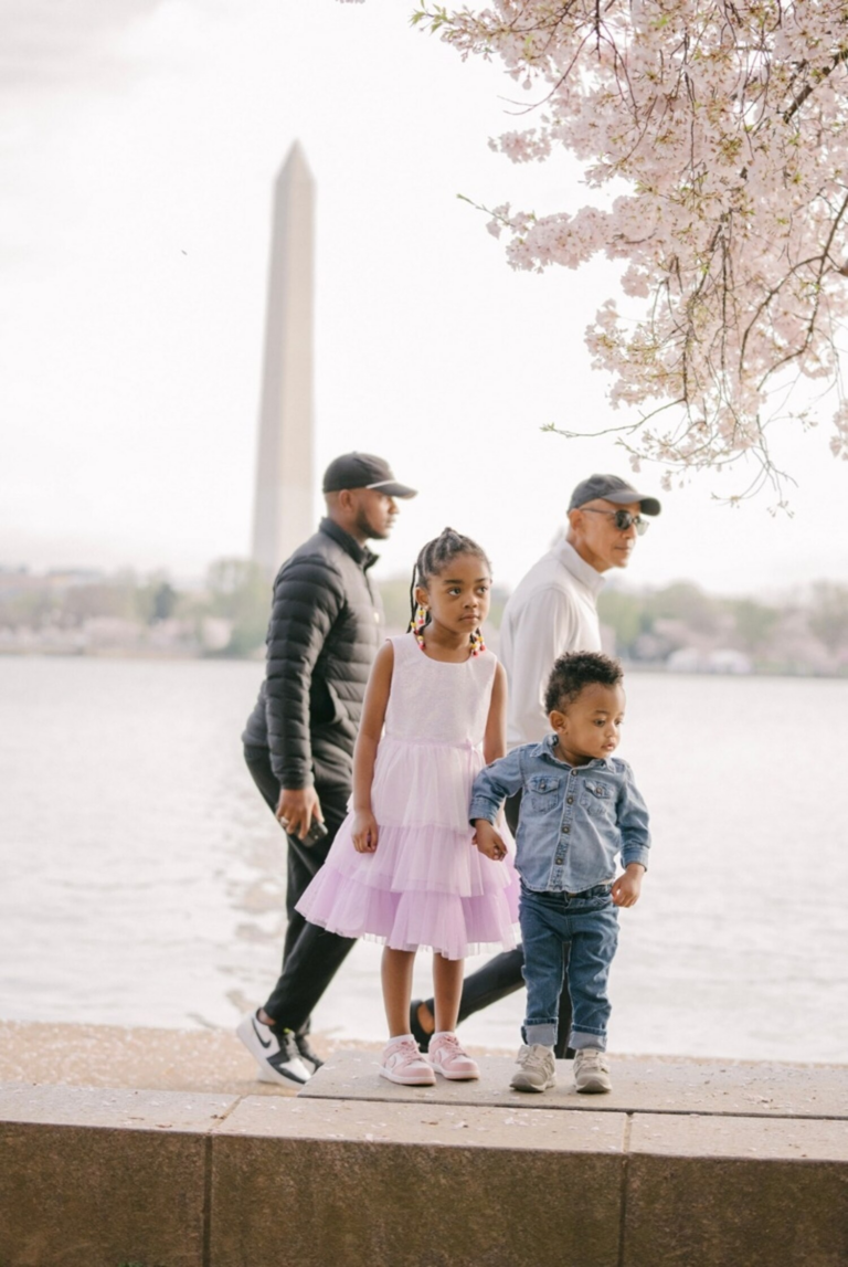 Barack Obama phản hồi về bức ảnh photobomb hoa anh đào gây bão