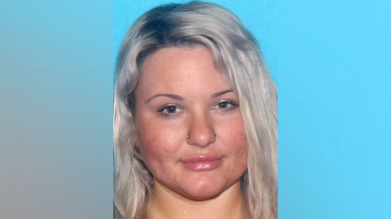 Người phụ nữ bị buộc tội thuê sát thủ qua Tinder để giết bạn trai cũ và con gái của anh ta