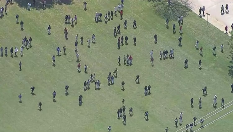 Bốn học sinh bị thương trong vụ xả súng tại trường Wilmer-Hutchins, Dallas, nghi phạm đang bị truy lùng