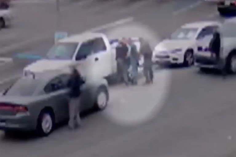 Một người cha ở California đã bị các đặc vụ di trú bắt khi ông đang đưa con gái đến trường