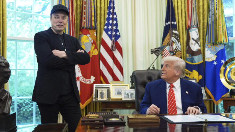 MUSK MẶT BẦM TÍM, BỊ TỐ XÀI MA TÚY KHI HỌP BÁO VỚI TRUMP GIẢ TỪ BỘ DOGE!