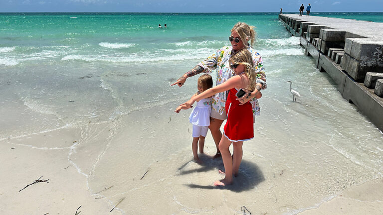 Cô bé 11 tuổi tìm thấy tin nhắn trong chai từ Hawaii trên bãi biển Florida