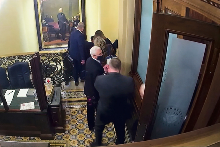 Cựu Phó Tổng thống Mike Pence bảo vệ Hiến pháp sau khi nhận Giải thưởng “Hồ sơ về lòng can đảm”