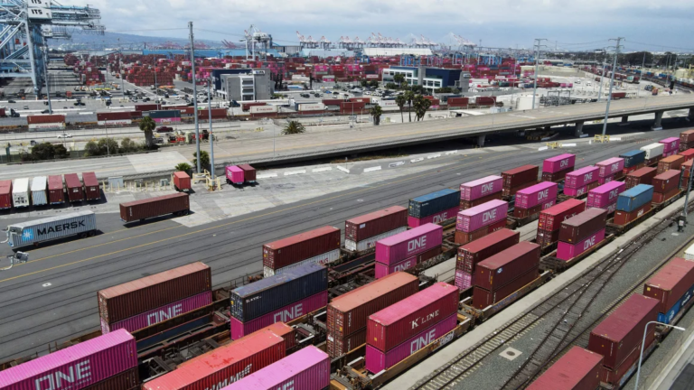 Mỹ bắt đầu nhận hàng Trung Quốc chịu thuế 145%: Nhập khẩu giảm, nguy cơ thiếu hàng tăng.