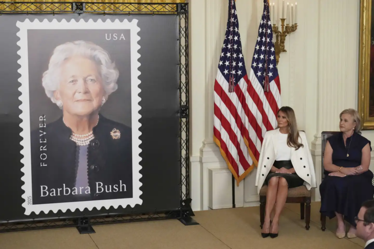 Melania Trump tổ chức lễ ra mắt tem tưởng niệm Barbara Bush tại Tòa Bạch Ốc