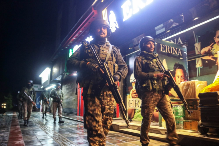 Pakistan tố cáo Ấn Độ phóng tên lửa nhắm vào ba căn cứ không quân