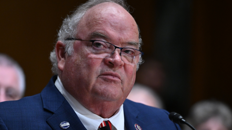 BILLY LONG RA ĐIỀU TRẦN NHẬM CHỨC IRS BỊ NGHỊ SĨ DÂN CHỦ TỐ ĂN HỐI LỘ 65.000 ĐÔLA