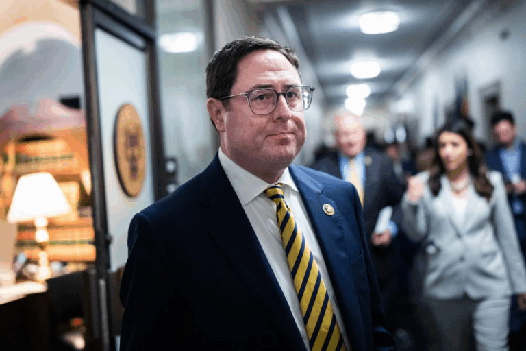 Dân biểu Cộng hòa Mike Flood bị chất vấn gay gắt tại buổi họp dân ở địa phương