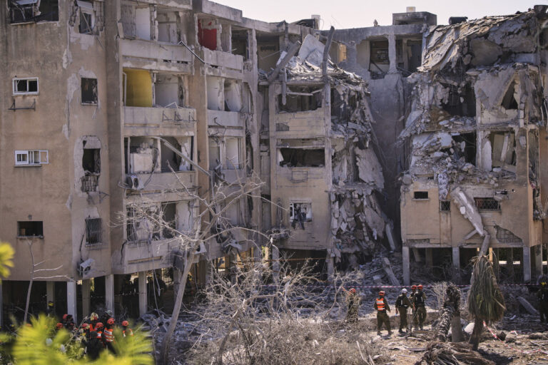 Tên lửa Iran tấn công bệnh viện Israel khiến hàng chục người bị thương