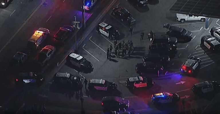 Hai người thiệt mạng, bao gồm một sĩ quan cảnh sát, trong vụ nổ súng ở California