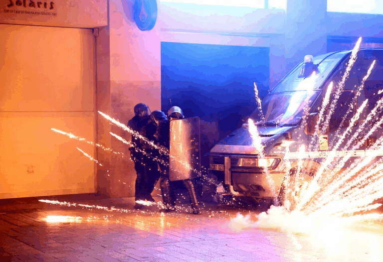 Hai người chết và hơn 500 người bị bắt giữ tại Pháp trong lễ ăn mừng chiến thắng của PSG