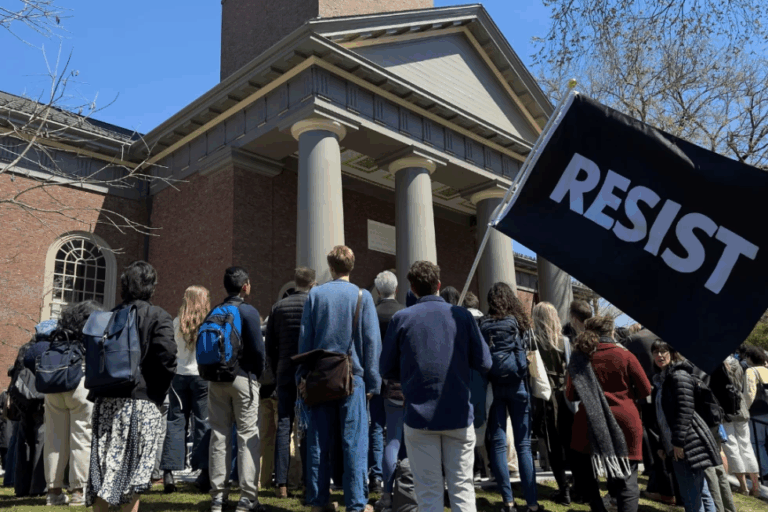 Trump tìm cách ngăn sinh viên quốc tế nhập cảnh Mỹ để học tại Đại học Harvard