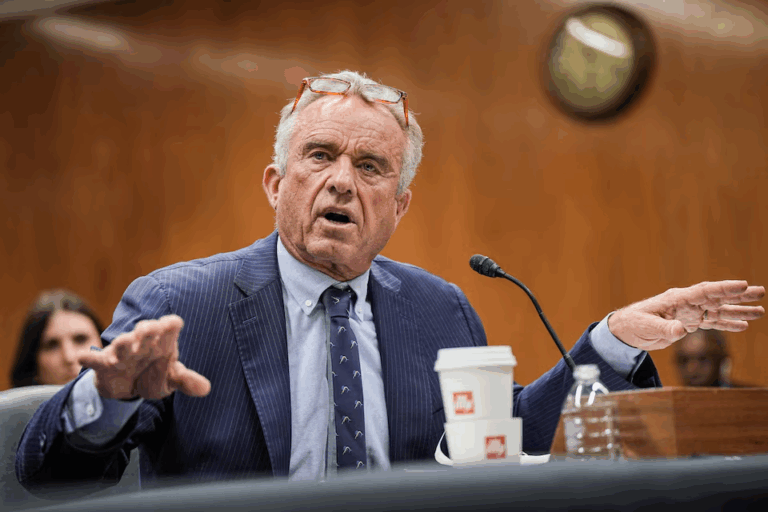 Bộ trưởng Y tế Mỹ Robert F. Kennedy Jr. sa thải toàn bộ Ủy ban Tư vấn về Tiêm chủng của CDC