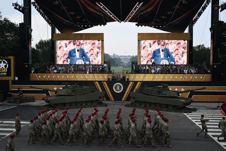 Trump đại bại: Số người xem diễn hành vắng như chùa Bà Đanh!