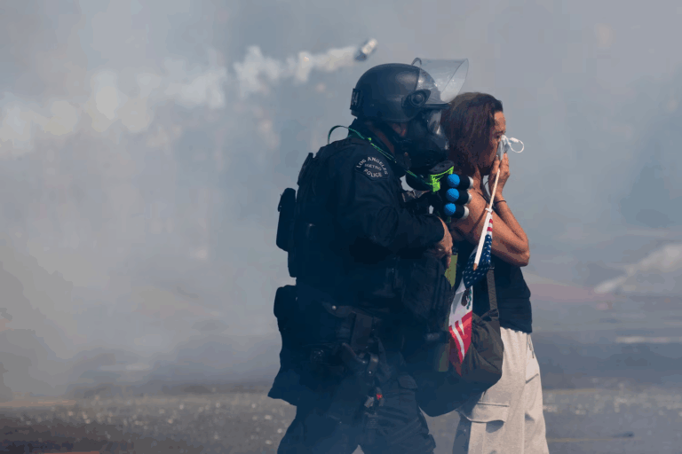 Các nhà lập pháp California đề xuất dự luật cấm cảnh sát che mặt