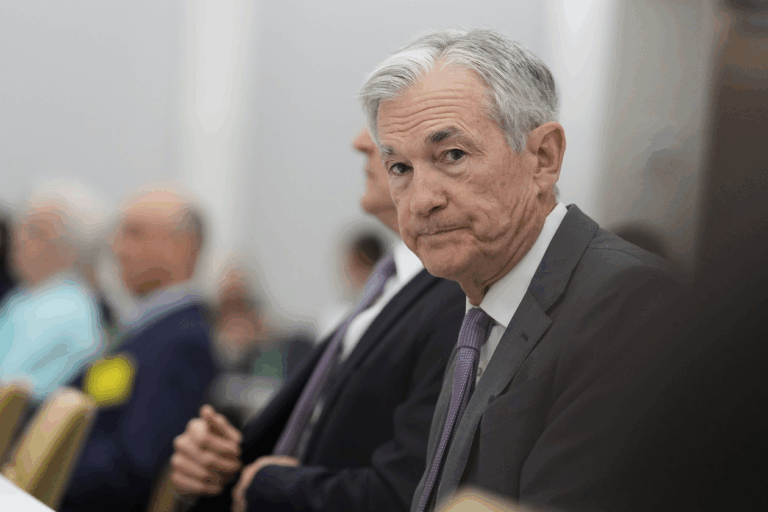 Chủ tịch Fed Powell giữ nguyên lãi suất, phớt lờ yêu cầu của Trump