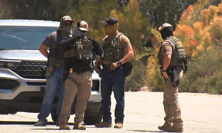 Đội Los Angeles Dodgers chặn nhân viên liên bang vào sân vận động