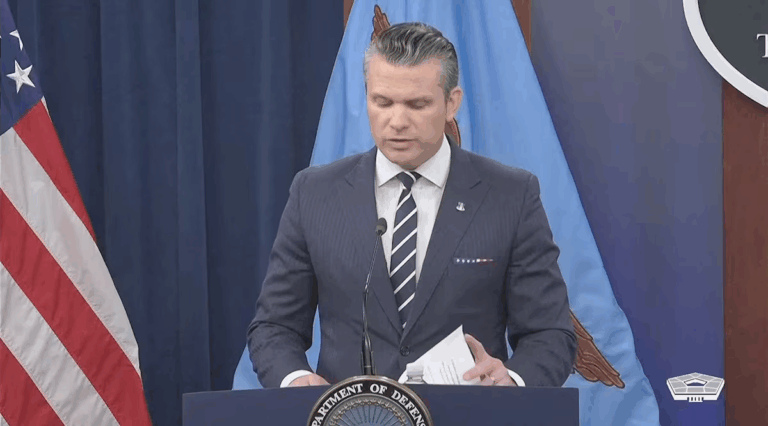 Trump úp mở khả năng thay đổi chế độ tại Iran, Mỹ cảnh báo Tehran chớ manh động