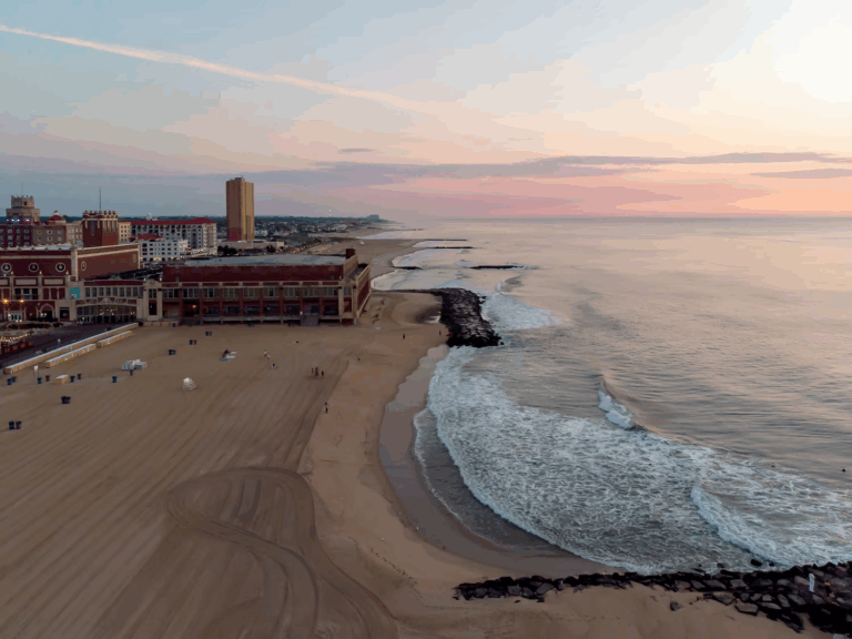 Nữ nhân viên cứu hộ bị dù cắm xuyên người