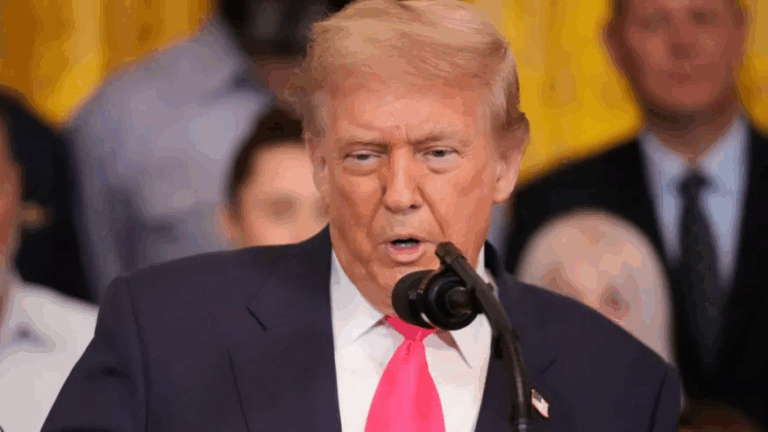 Trump ăn mừng quyết định nghỉ hưu của Thượng nghị sĩ Tillis