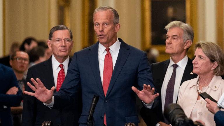 Cộng Hòa – Dân Chủ phá rào đảng phái trong phiên bỏ phiếu siêu dự luật Trump