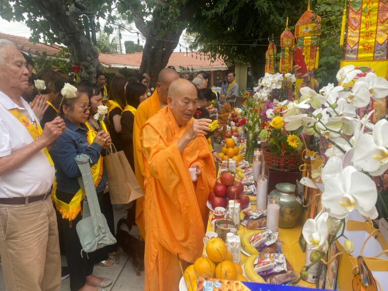 NGÀY VÍA BỒ TÁT QUÁN THẾ  ÂM- CHÙA LIÊN HOA LỄ RẢI TRO CỐT BIỂN LONG BEACH